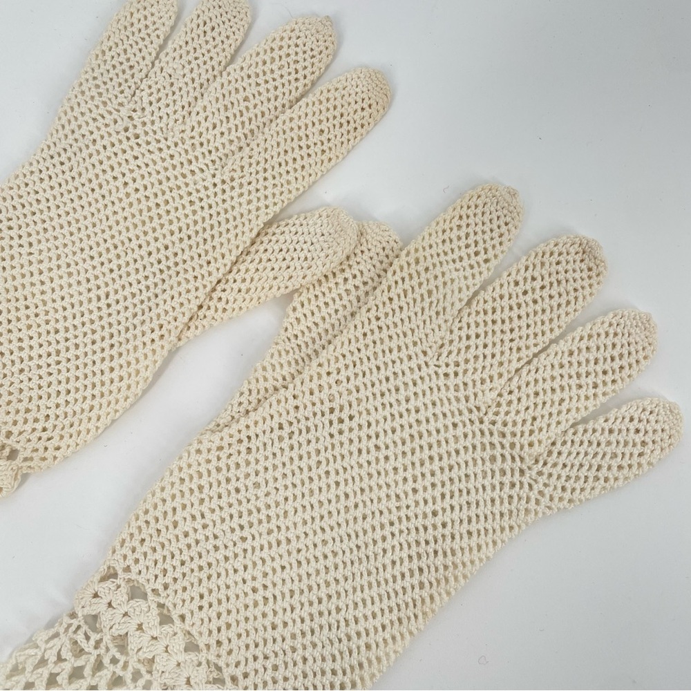 Fantastic Handmade Vintage Crocheted Cream Sheer Gloves With 3D Rosettes - Picture 4 of 12